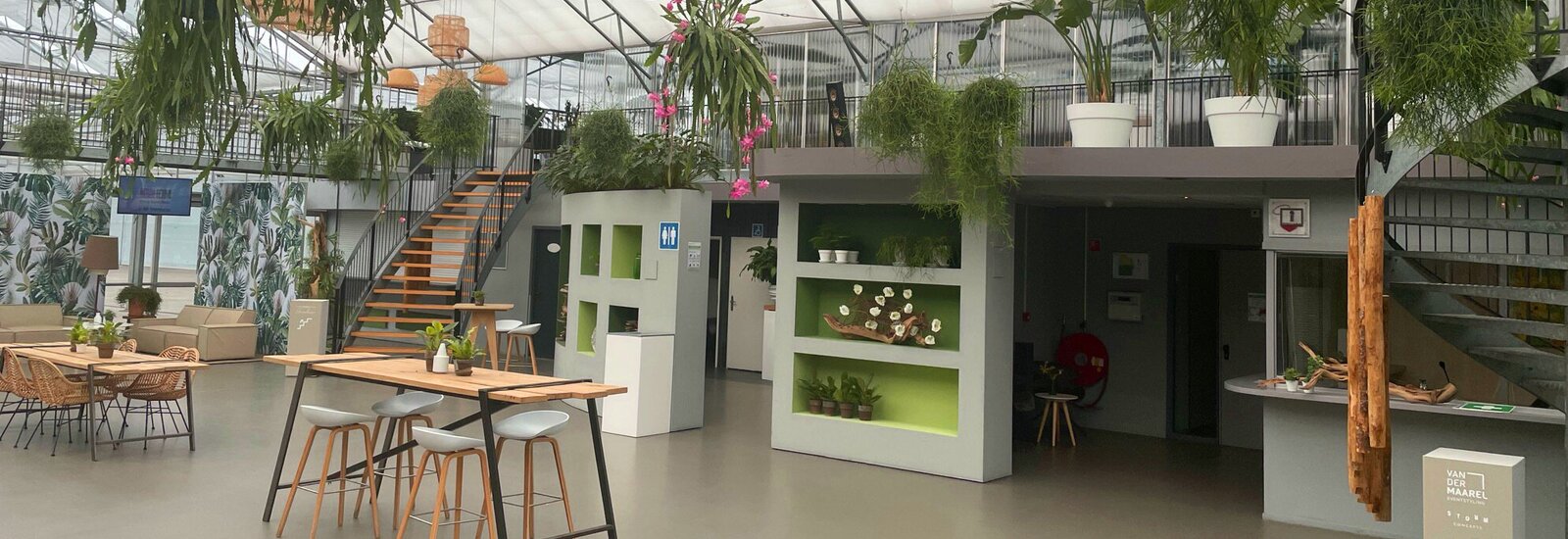 Bomen en planten voor het plantarium gebouw